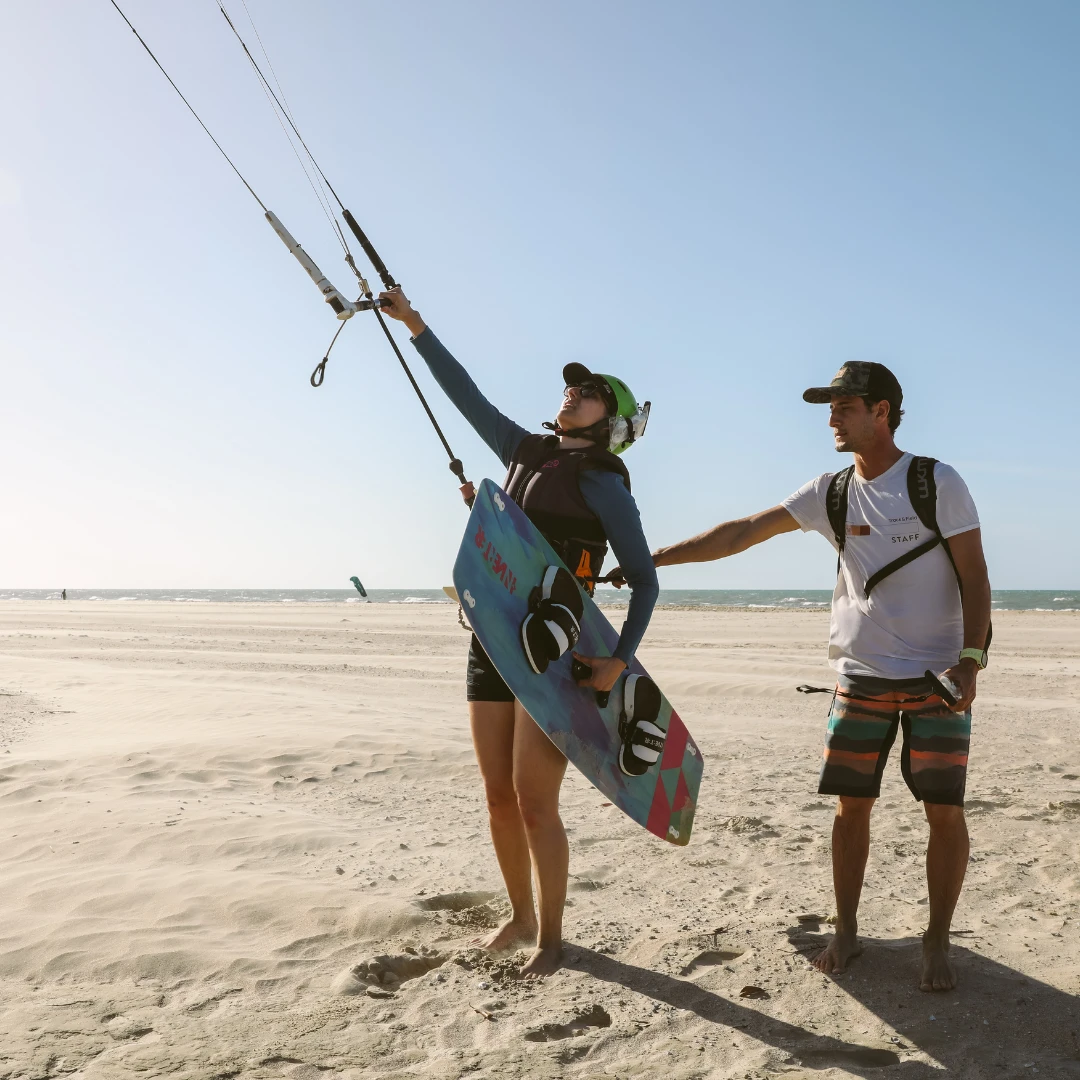 Aula presencial de kitesurf na praia